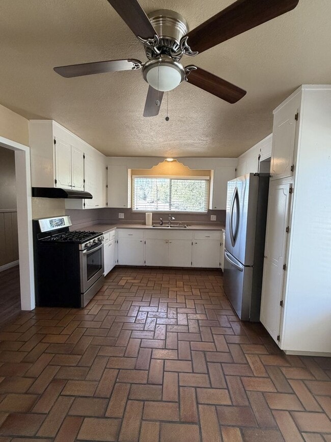 Building Photo - 3 bedroom home in Shasta Lake City - $500 MOVE-IN CREDIT!