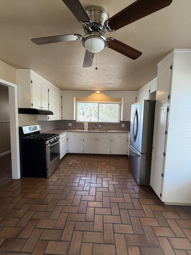 Foto del edificio - 3 bedroom home in Shasta Lake City