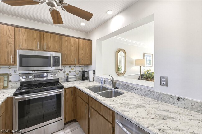 Building Photo - 801 River Point Dr