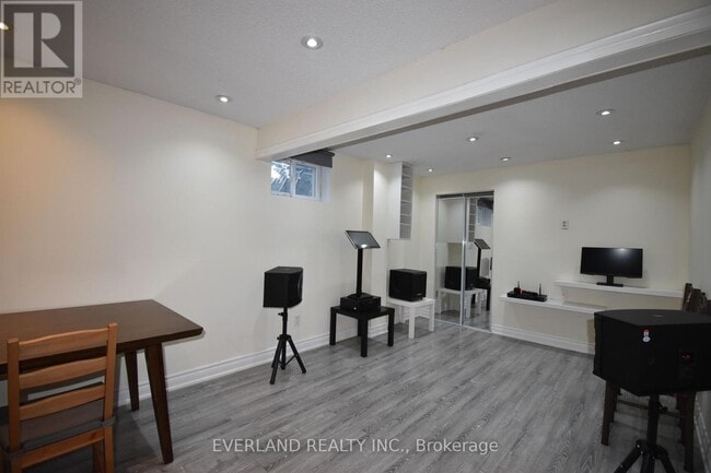 Building Photo - 1 Shaftsbury Ave