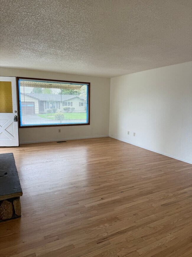 Foto del edificio - Great location in Milwaukie, OR! 3 bedroom 1 bath home with a large yard!