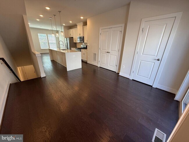 Building Photo - 115 Dickenson Dr
