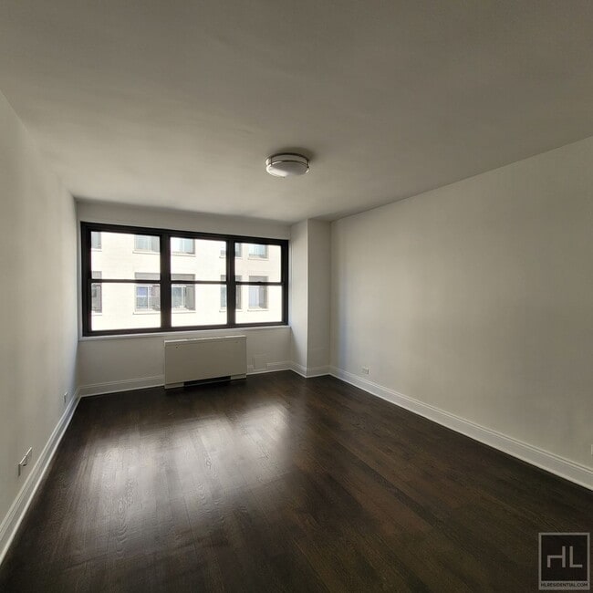 Building Photo - 5 AVENUE