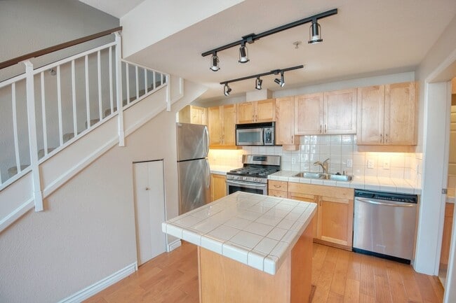 Building Photo - 1240 India St