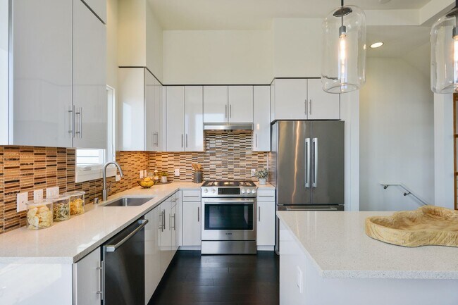 Foto del edificio - SF Shipyard - 3 BR, 2.5 BA Townhouse 1,437 Sq. Ft. - 3D Virtual Tour, 2-Car Garage