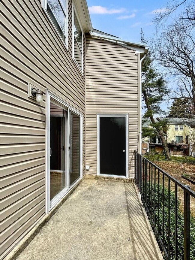 Building Photo - 1519 Sargeant Ct