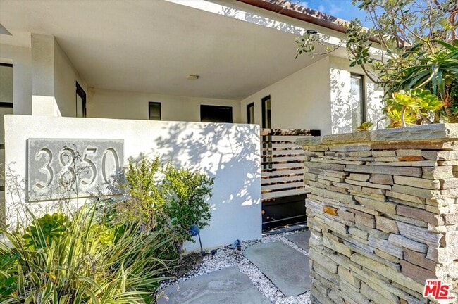 Building Photo - 3850 Rambla Orienta