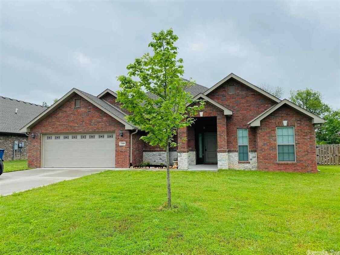 Foto principal - 4 Bedroom 3 Full bath Dream home located i...