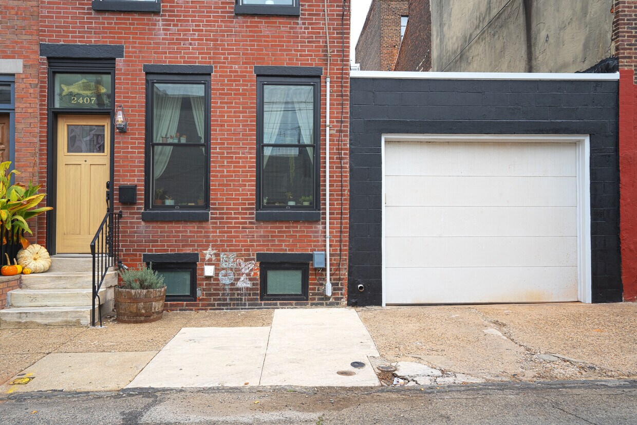 Primary Photo - 2407 E Gordon St