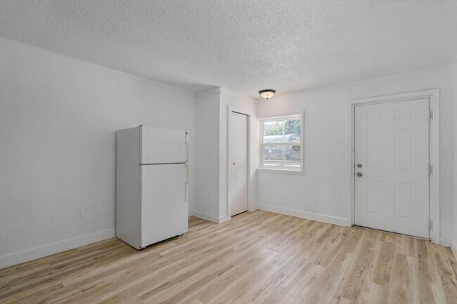 Building Photo - 21 Larue St
