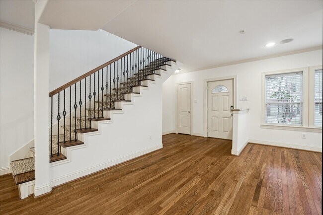 Building Photo - 1909 W Lamar St