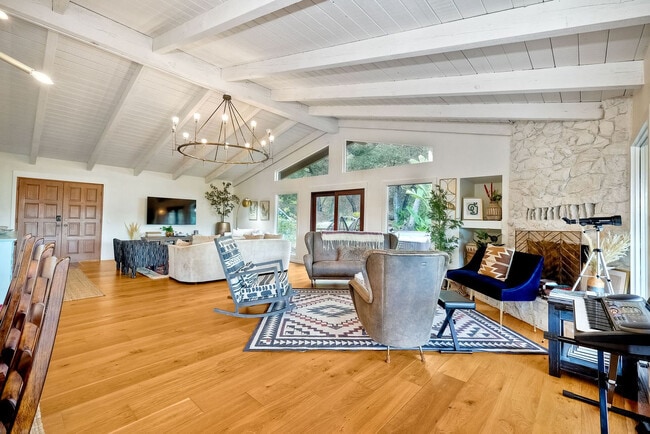Building Photo - 3046 Skycrest Dr