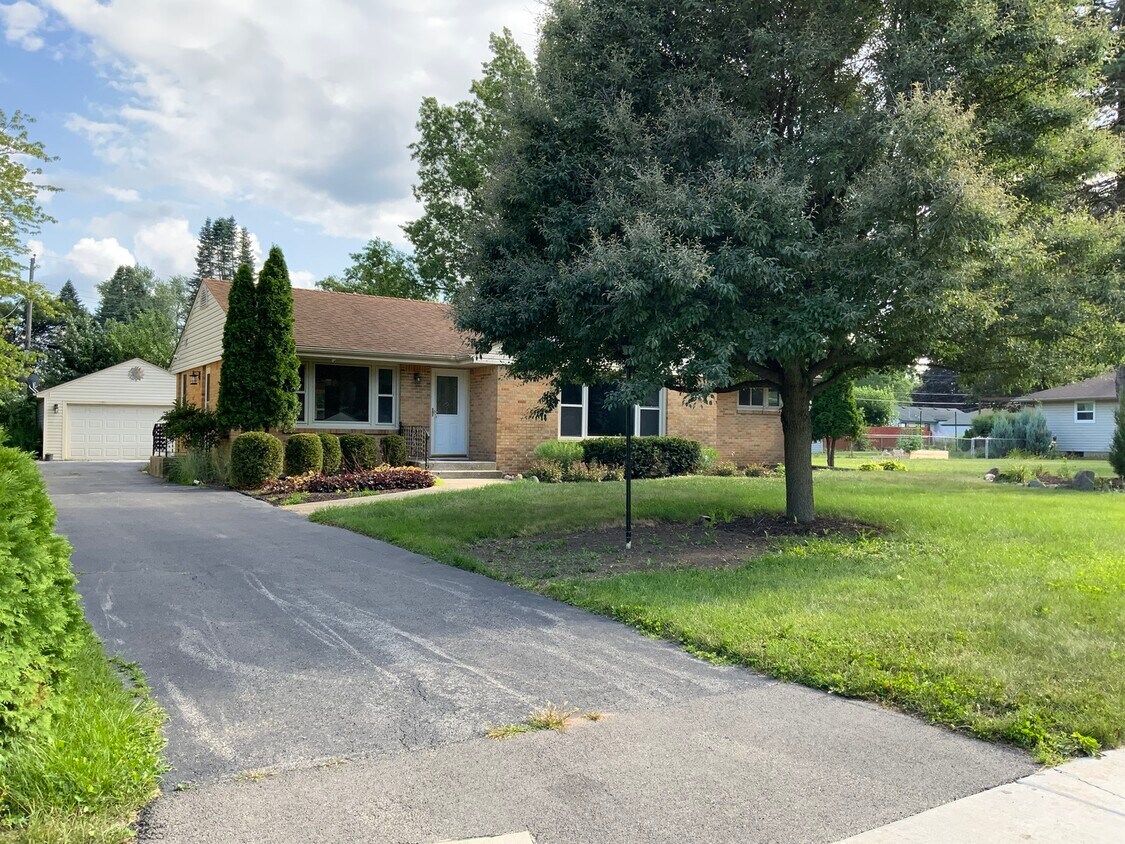 3929 Pinecrest Rd, Rockford, IL 61107 House Rental in Rockford, IL