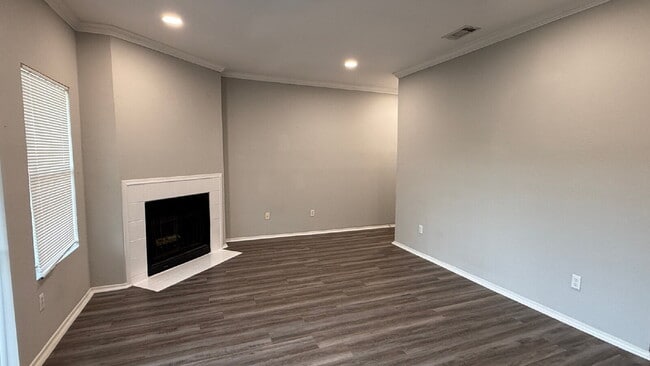 Foto del edificio - Updated 2 Bed/2 Bath North Austin Condo with Rare Greenbelt Views