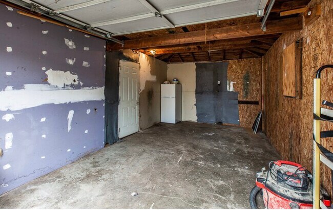 Garage - 230 Baxter St