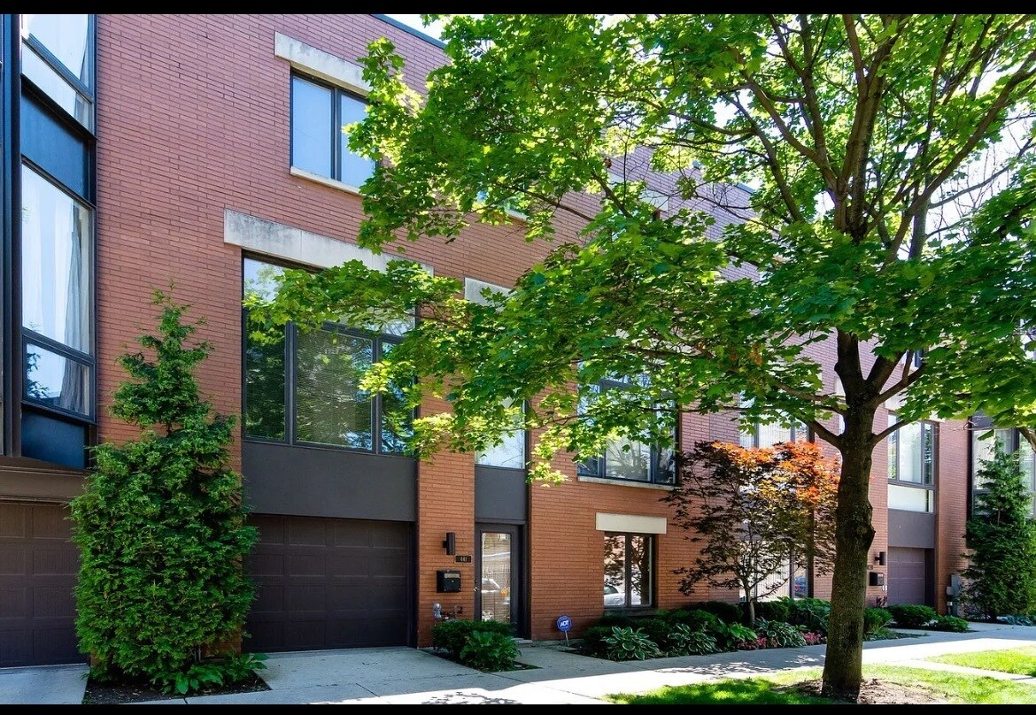 Primary Photo - 441 W Blackhawk St