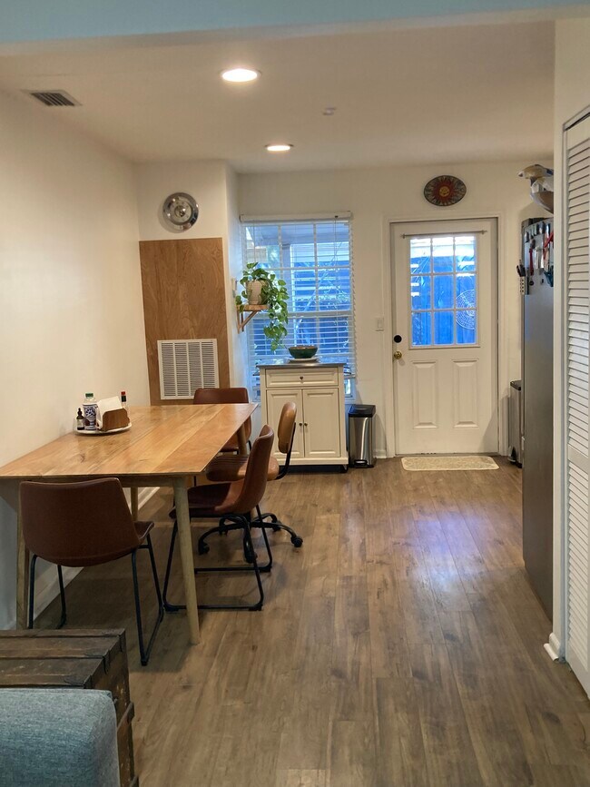 Building Photo - 122 Kenwood Ave