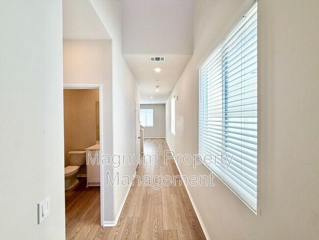 Foto del edificio - 36330 Albus Ave