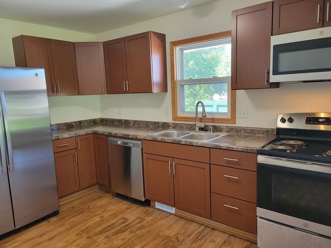 Building Photo - 4 Bedroom House, FULLY REMODELED INTERIOR
