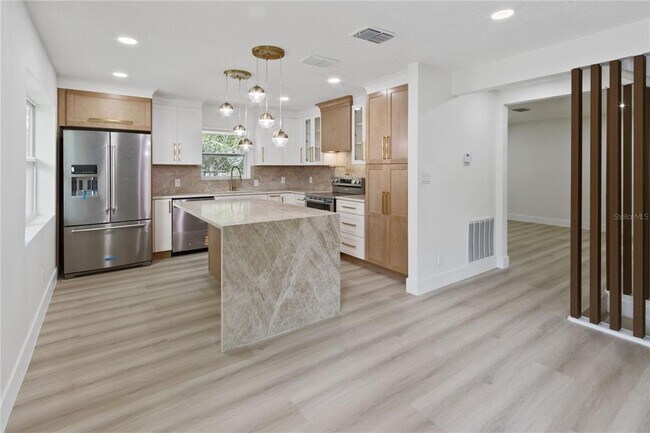 Foto del edificio - 3232 W Oakellar Ave