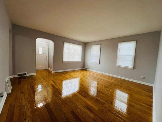 Building Photo - Elegant Kenosha Single Family Home with Chef’s Kitchen and Two-Car Garage