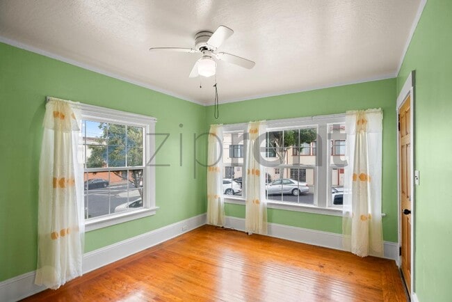 Foto del edificio - 130 Templeton Ave