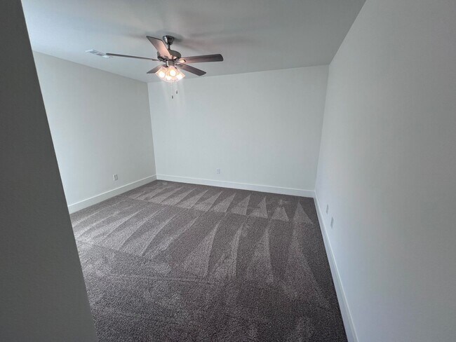 Building Photo - Luxury 3 Bedroom In Webb City!