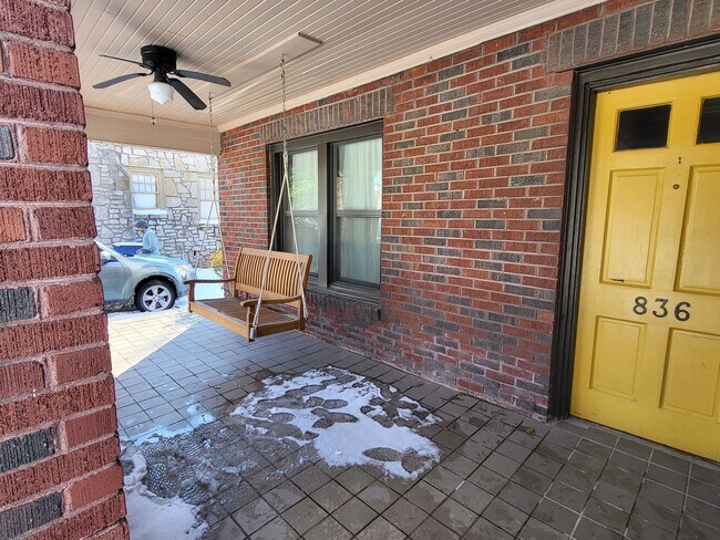 Foto del edificio - Adorable Midtown brick bungalow