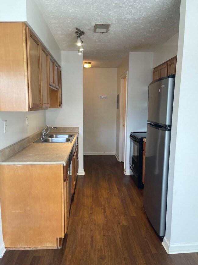 Building Photo - 257 University Dr