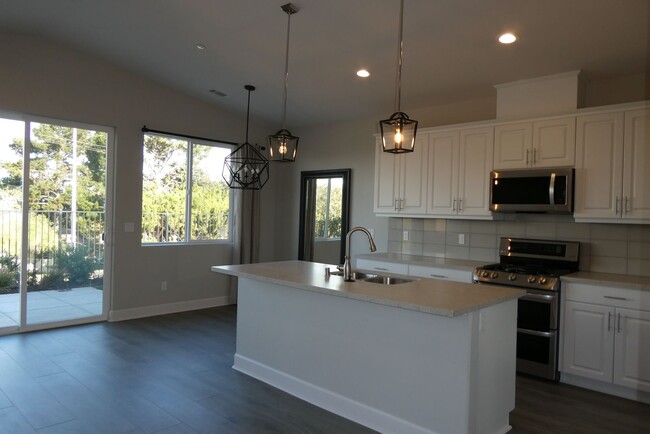 Building Photo - Gorgeous Newer Single Story Model Home Loc...