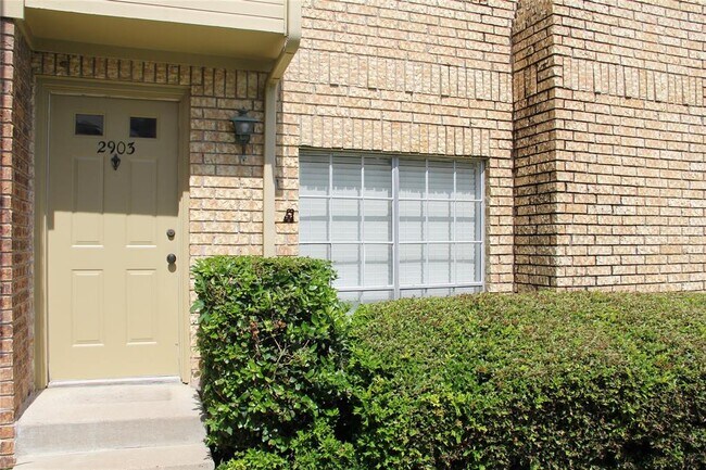 Building Photo - 11201 Lynbrook Dr