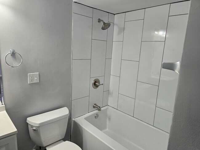 Foto del edificio - 477 1/2 Spring Rd