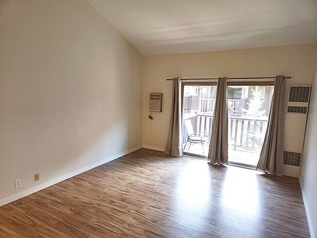 Building Photo - Perfectly Located Studio Apartment
