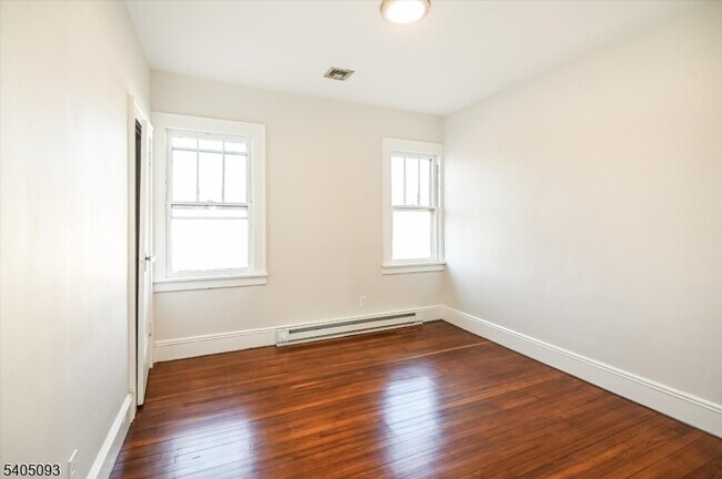 Foto del edificio - 265 McBride Ave