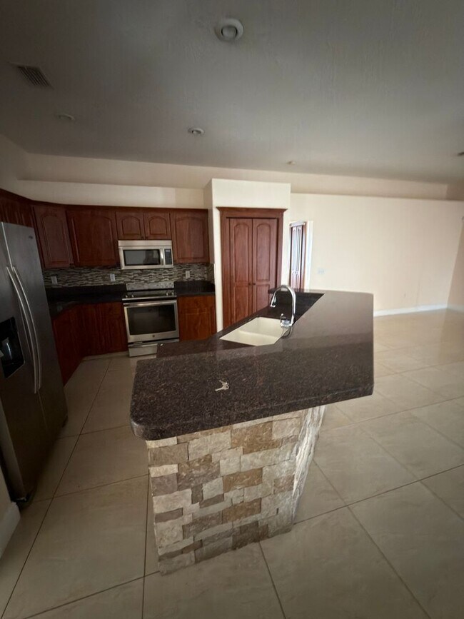 Foto del edificio - 1376 Shelter Rock Rd