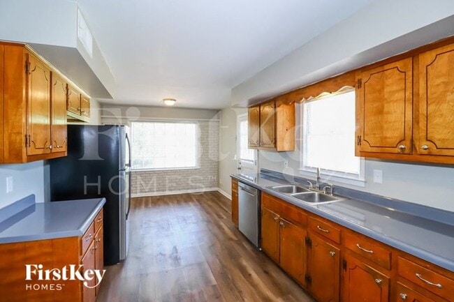 Building Photo - 5130 Kingswood Cir