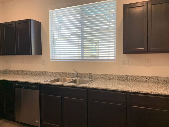 Foto del edificio - 4 bedroom Townhome