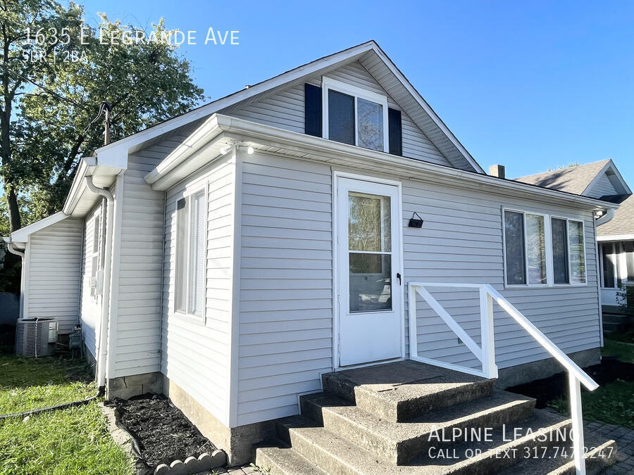 Primary Photo - Large primary suite with walk-in closet & ...