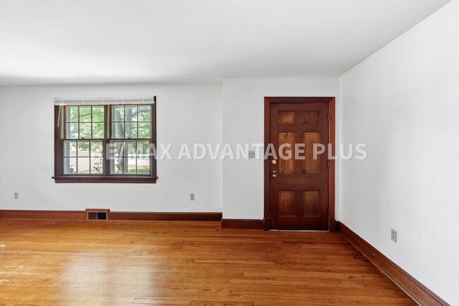Building Photo - Spacious home in The Avenues!