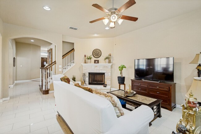 Building Photo - GORGEOUS 5-BEDROOM IN TRIANA SUBDIVISION