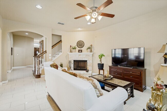 Foto del edificio - GORGEOUS 5-BEDROOM IN TRIANA SUBDIVISION