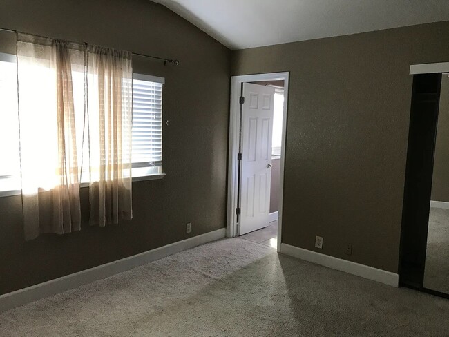 Foto del edificio - Large 4 bedroom 2.5 bath