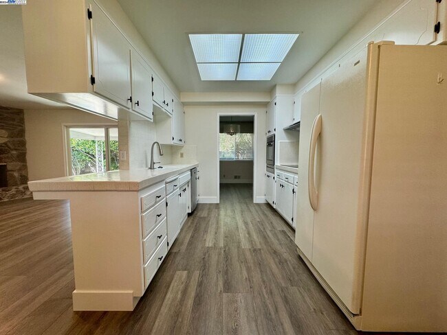 Building Photo - 6988 Havenhurst Dr