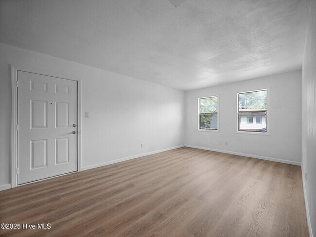Foto del edificio - 110 Ravenwood Dr