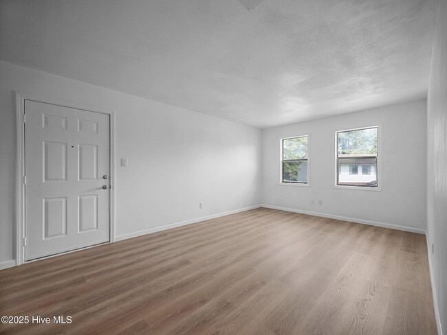 Building Photo - 110 Ravenwood Dr