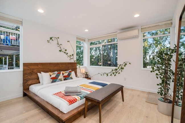 Building Photo - 673 Belmont Pl E