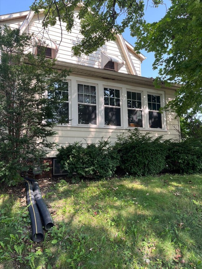Building Photo - Old-World Charm in the Heart of Moline