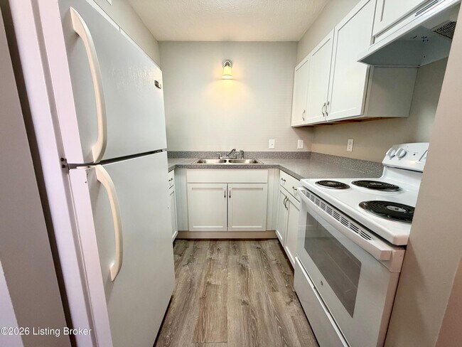 Building Photo - 1922 Silver St