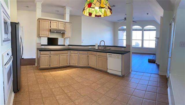 Building Photo - 1500 Shadow Crest Dr