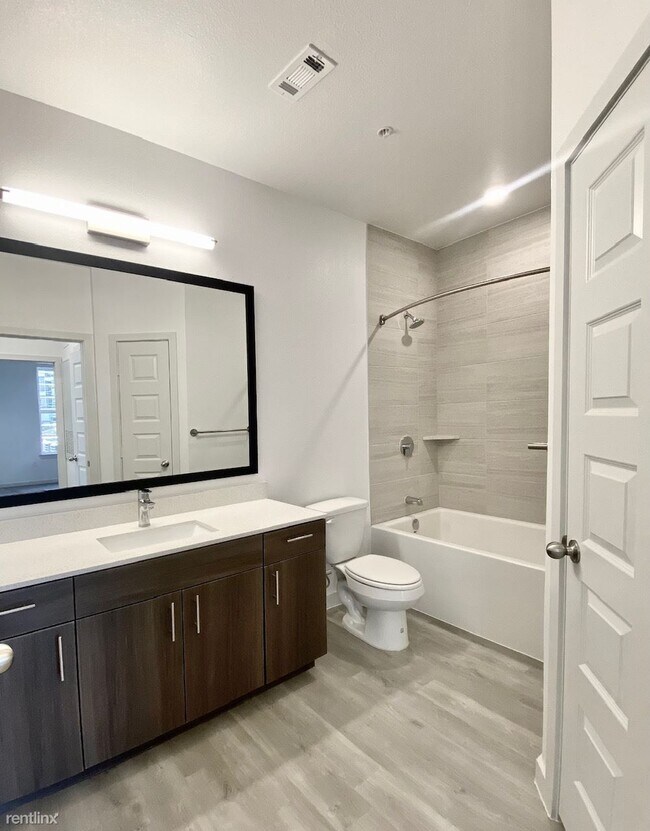 Foto del edificio - 1 br, 1 bath Condo - 201 E Pecan St /1Bath